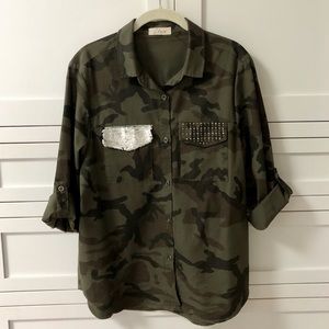 Elan camouflage top w studs & Sequins  Pockets M